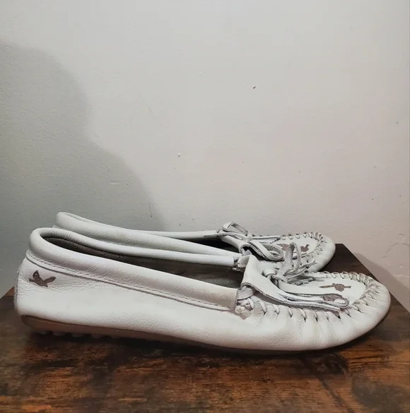 Minnetonka × Lottie Moss Embroidered Dove Moccasins Womens Size 9.5 - Picture 2 of 11